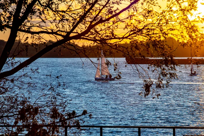 Sunset yacht - My, Nizhny Novgorod, Yacht, Sail, Sailboat, The photo, Sunset, Landscape, Canon, Canon 6D Mk II