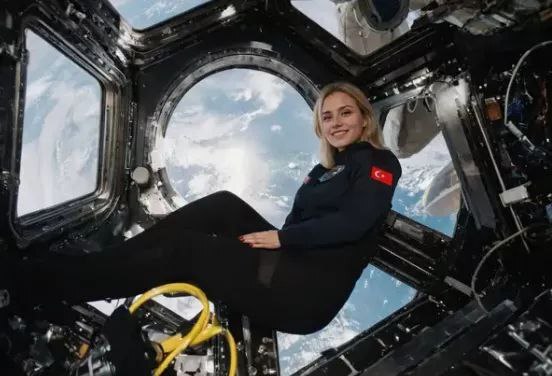 Девушка, созданная нейросетью