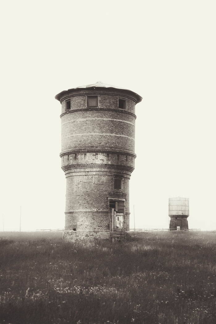 Башня на переднем плане уже не функционирует, на заднем — эксплуатируется, судя по виду