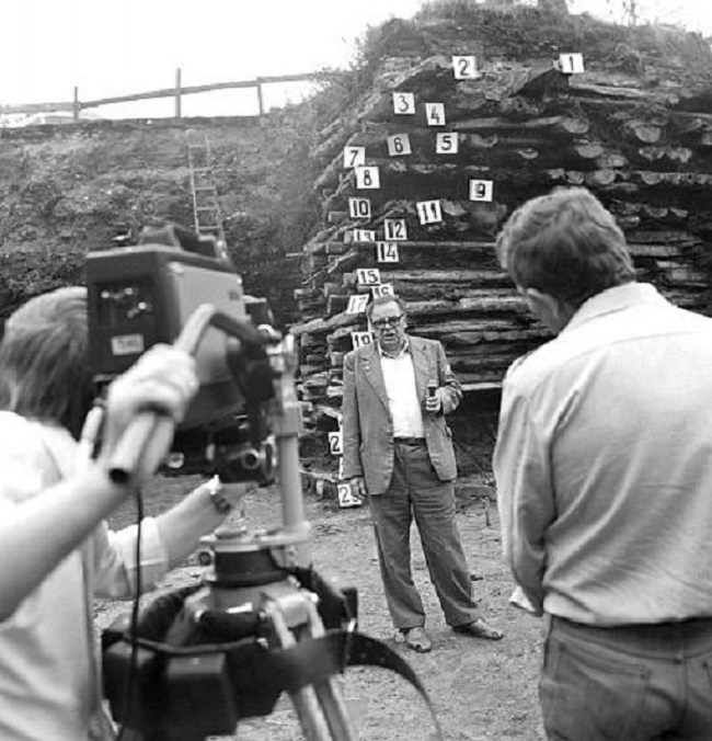 Валентин Лаврентьевич Янин в Троицком раскопе на фоне 25 слоев дубовых мостовых (ок.1975 г.)