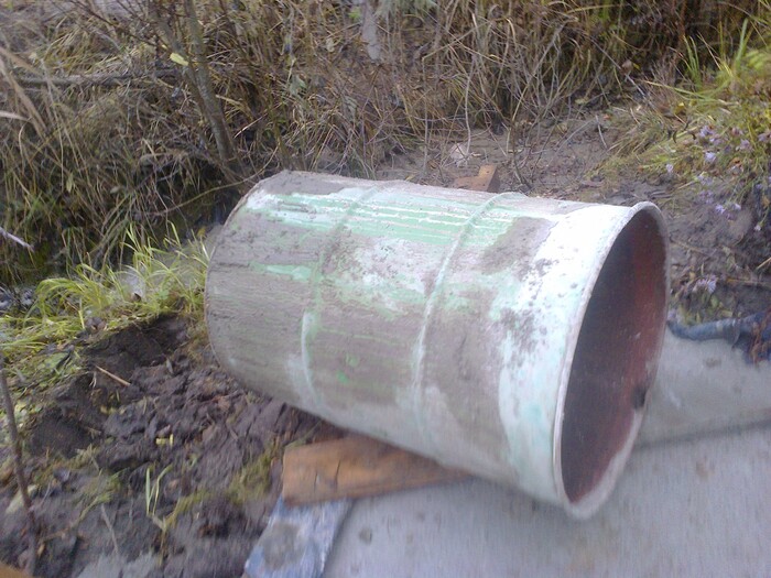 Бочка почему-то была вся в бетоне, будто её туда окунули целиком.