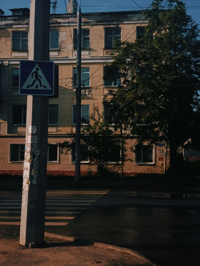 Morning atmosphere - My, The photo, Mobile photography, Town, Penza, The street, City walk, Apartment buildings, an old house, Stalinist architecture, Crosswalk, Morning, Wet asphalt, Petrikor, Atmosphere