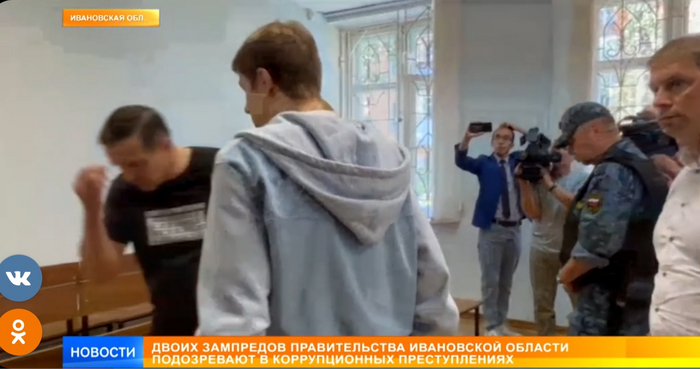 Сергей Зобнин крестится выходя из зала суда.