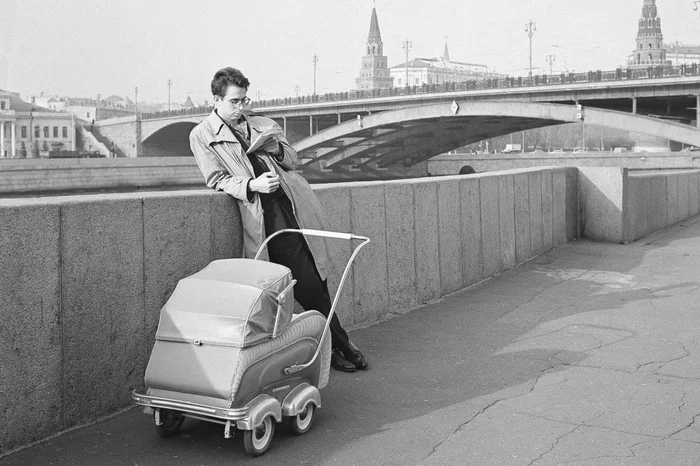 Young dad on a walk, Moscow, USSR, 1950 - Walk, Father, Youth, Childhood in the USSR, Retro, Moscow, Made in USSR, Childhood memories, the USSR, Youth, 50th, Memory, Childhood, Telegram (link), Black and white photo