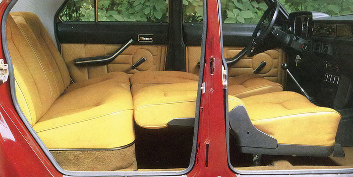 Салон чиновничьей «Волги» был заметно богаче, чем в ГАЗ-24