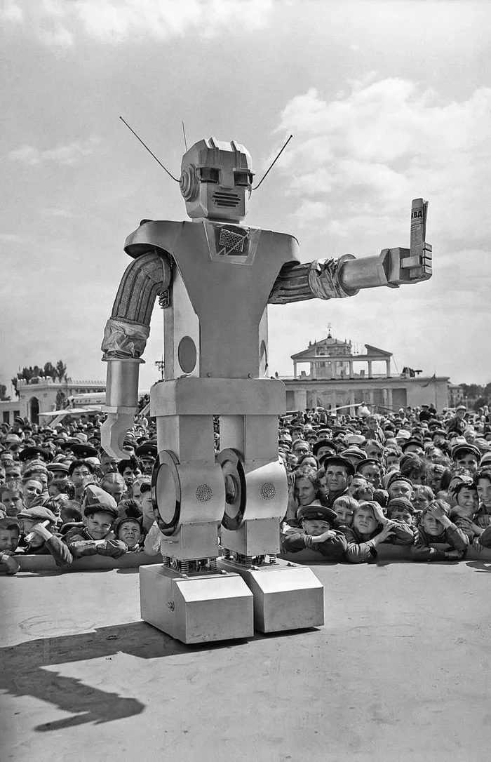 A robot designed by Moscow schoolchildren, at the entrance to the Electrification of the USSR pavilion, Moscow, 1959 - the USSR, Moscow, Childhood in the USSR, Retro, Made in USSR, 50th, Robot, Robotics, Telegram (link)