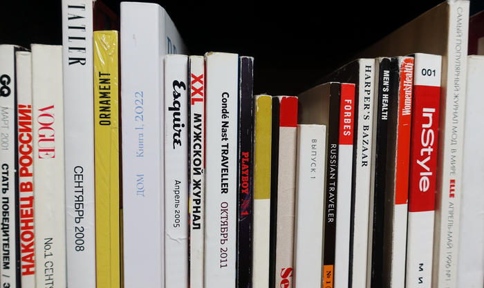 Корешки первых номеров журналов 90-х и 2000-х