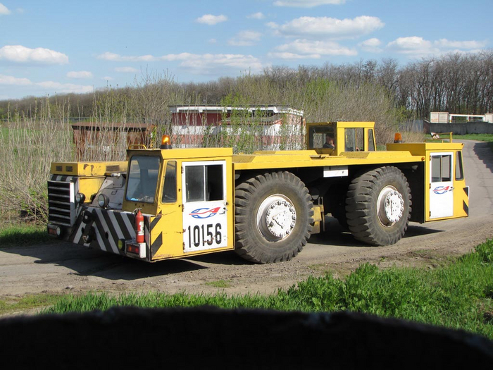 Аэродромный тягач БелАЗ-6411 для буксировки летательных аппаратов массой до 100 тонн