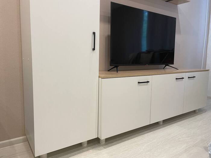 Готовый вариант. После регулировки труба опускается вплотную к полу, закрывая регулировочную часть. При этом она не оставит никаких следов на полу, т.к. не несет никакой нагрузки.