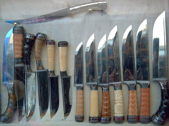 крайний правый, крайний левый сильно похожи