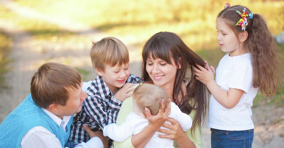 Материнский капитал на первого ребенка в 2023. Материнский капитал за 3 ребенка в 2023 году. 18 тысяч семьям с детьми. Дети в многодетной семье. 18 тысяч семьям с детьми.