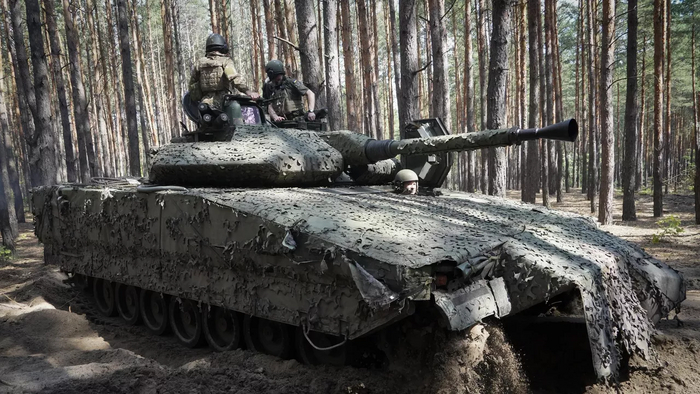 Украинские военнослужащие на шведской боевой машине CV90 в лесах под Харьковом. Архивное фото