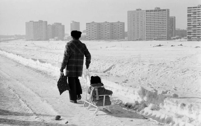 Dad takes his daughter to a new free apartment. Have you seen those times? - the USSR, Lodging, Apartment, Nostalgia, Memories, Past, Telegram (link)