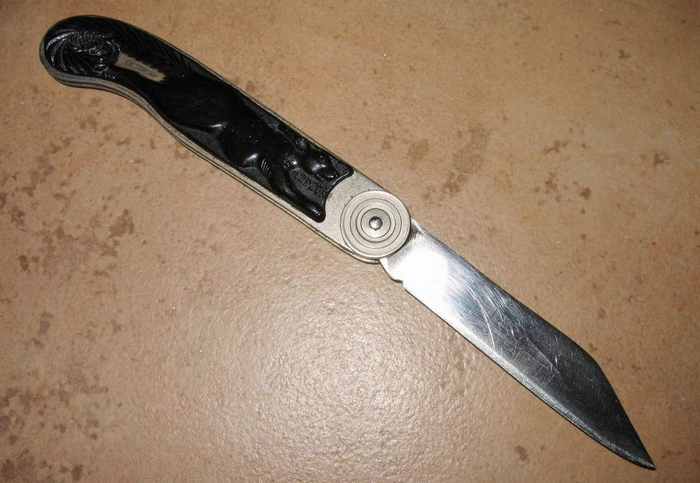 У меня был такой. В "ножечки" играть было удобно!