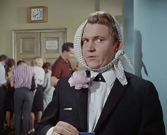 Теперь речи учить и с листка читать не надо, всё делалось для того, чтобы успешно спрятать Bluetooth наушник. Отделался малой кровью...