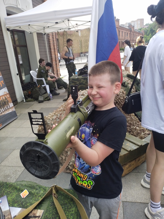 Песня-"вставай страна огромная"- нет возможности даже послушать. Может Ютуб виноват? А может нет вообще доступа к таким нужным песням?