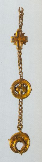 Рясна женское височное украшение. Предметы в виде колта, креста, лунницы соединены цепочкой. Золото, тиснение, скань. Диаметр лунницы, колта 1,2-0,8 см. Вторая половина ХІІ в.