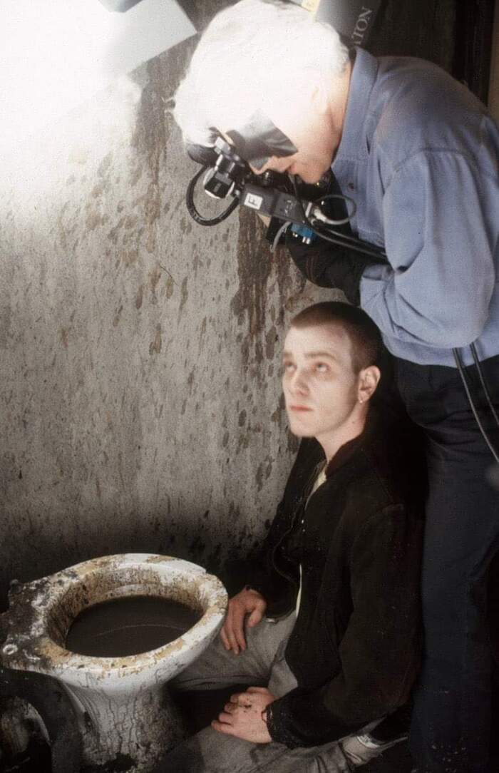 Ewan McGregor on the set of Trainspotting (1996) - Filming, On the needle