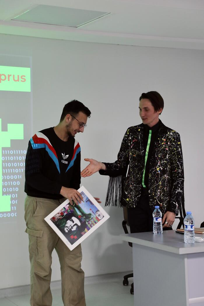 Antonio Lebedef подарил одну из своих коллекционных принтов "Bug Commandante" случайно выбранному студенту.