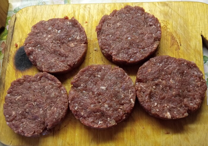 Бифштексы рубленные, но еще сырые.