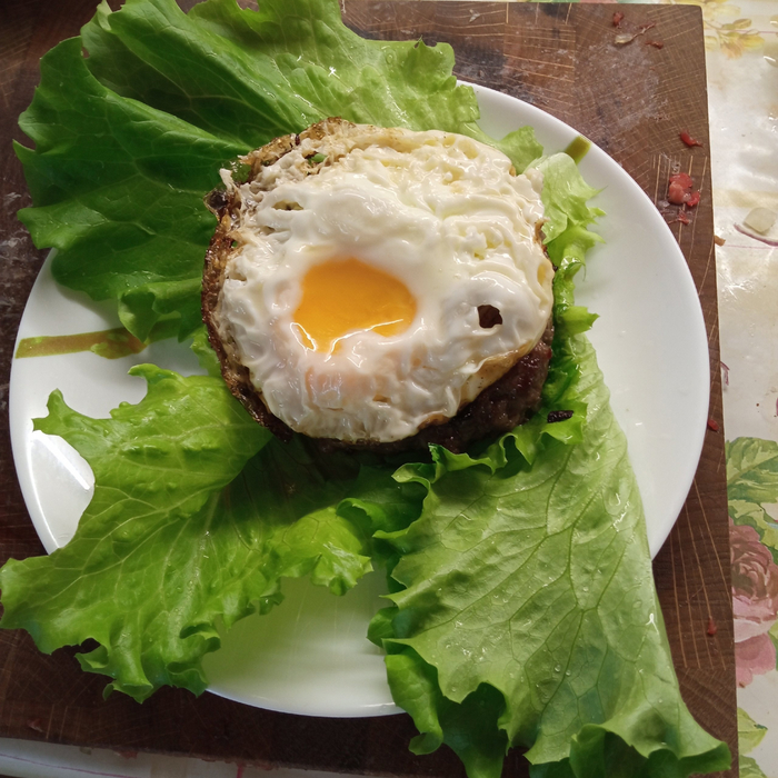 Яичницу поверх бифштекса