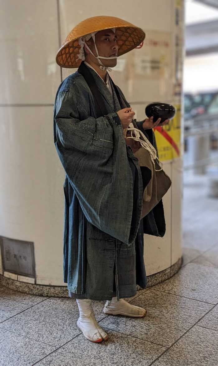 Странствующий монах собирает подаяние. Токио, ст.Shinjuku - Моё, Токио, Монахи, Синтоизм