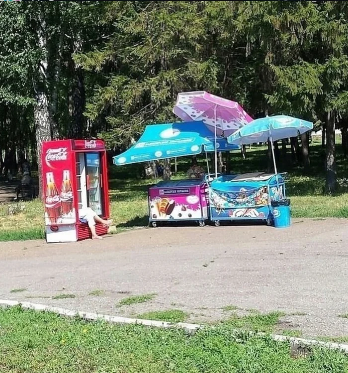 Коротко о погоде - Жара, Хабаровск, Мороженое, Холодильник, Зонт, Coca-Cola, Уличная фотография