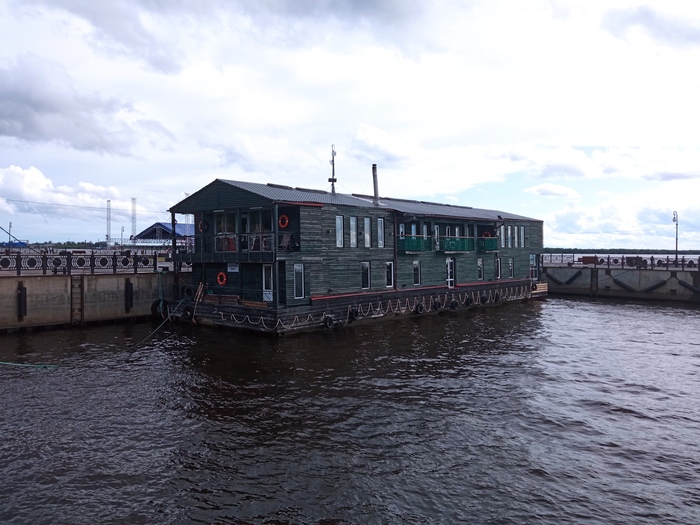 Причал 100, деревянный дебаркадер. Ресторан Пеликан