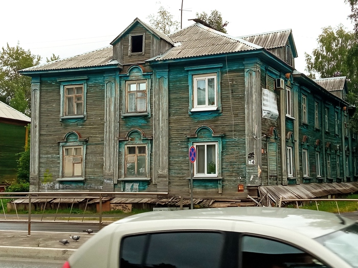 Выучейского 74. Евроокна, а под ними.... а дом всего лишь 1957 года