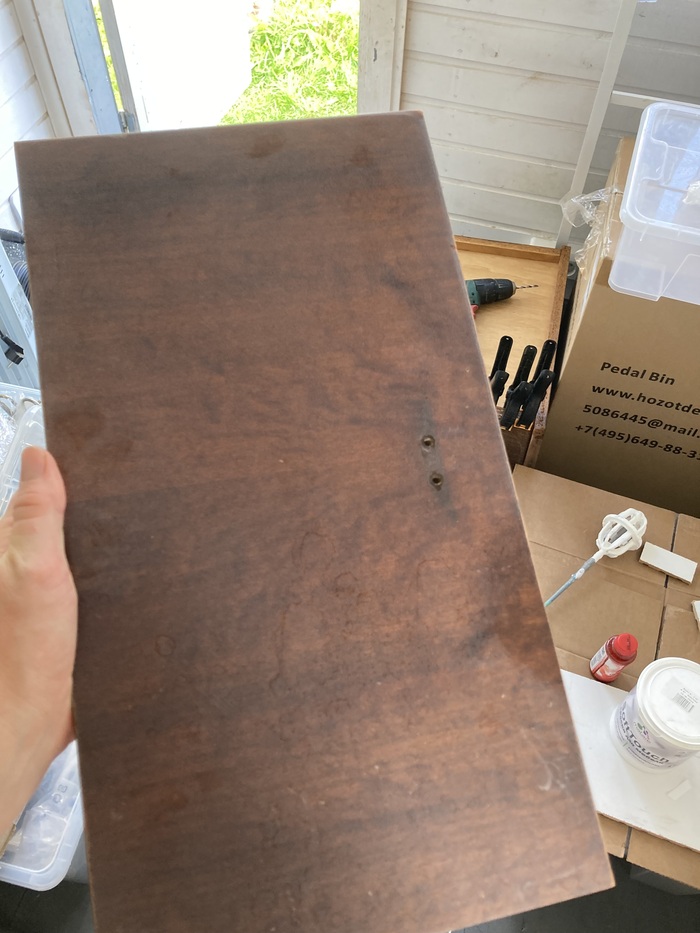 Выбирали цвет поддерживающий кресло.