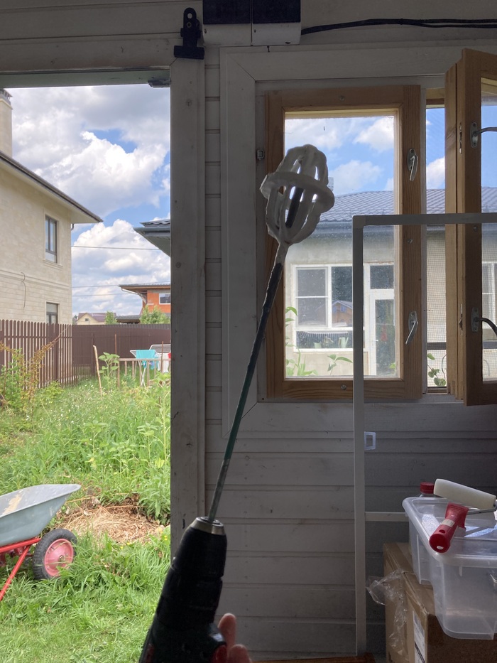 Перемешивать краску палочкой - устаревшая технология. Венчик - ван лав.