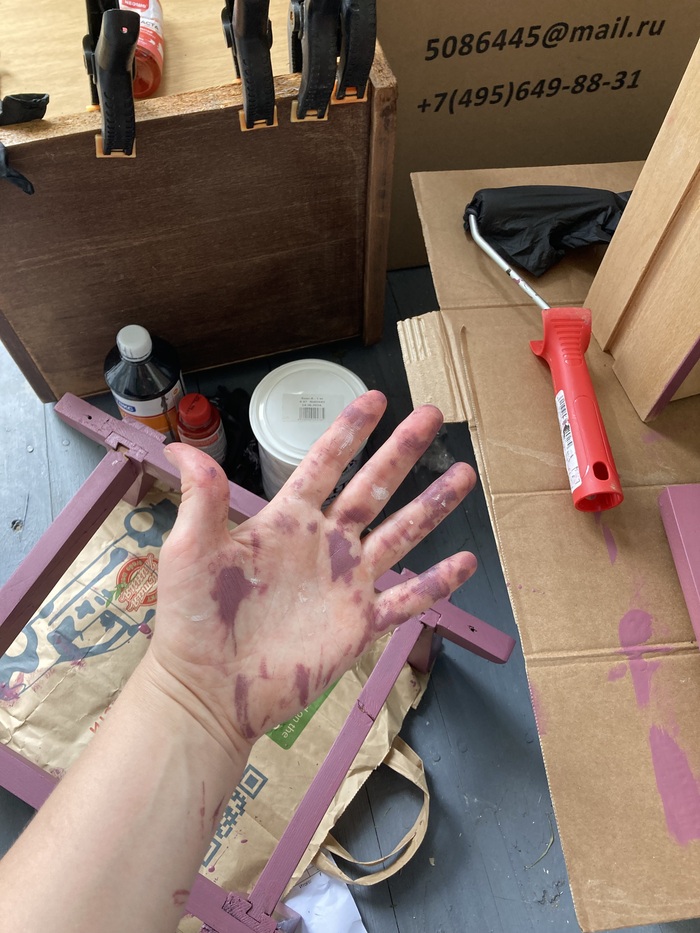 Не пренебрегайте перчатками, и надевайте не жалкую одежду. Не все краски легко смываются с кожи.