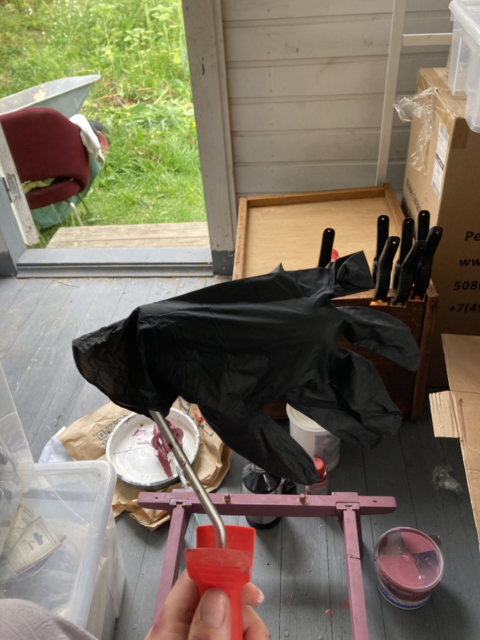 Если надо прерваться - пакуйте валик в пакетик или в перчатку. Так на него не налипнет сор