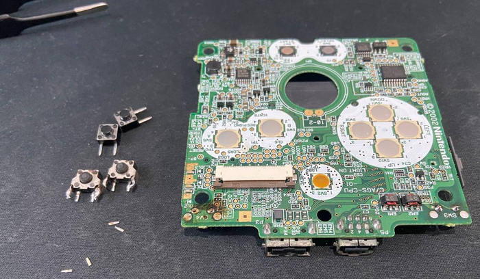 Всю грязь от припоя после пайки я аккуратно вытираю спиртом