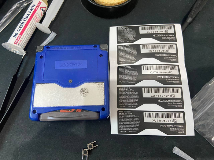 Щедрые китайцы при покупке одной наклейки положили в посылку сразу пять