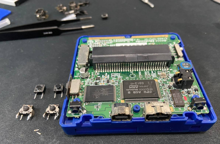 Кнопки установлены, а слева лежат старые нерабочие и еще две новые запасные