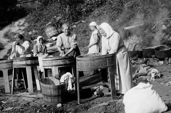 Washerwomen on the river bank. Unknown author, 1897 – 1903 - The photo, Black and white photo, Российская империя