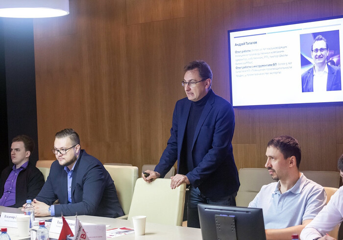 Выступает стоя