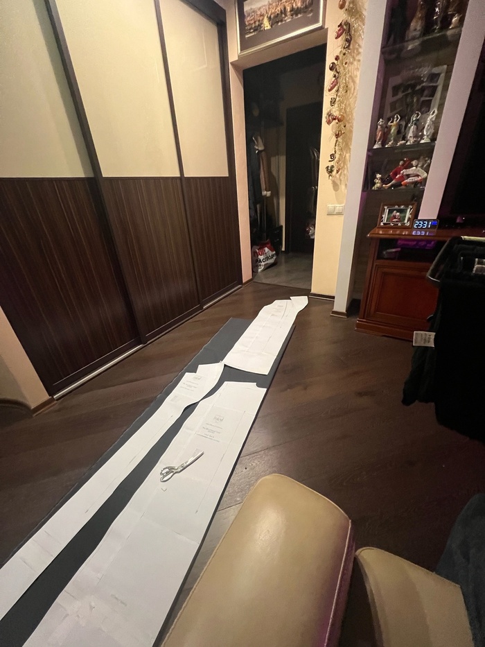 А вот тут мне не хватила целого метра ткани и пришлось экстренно ехать на другой конец города в магазин, где покупала эту ткань