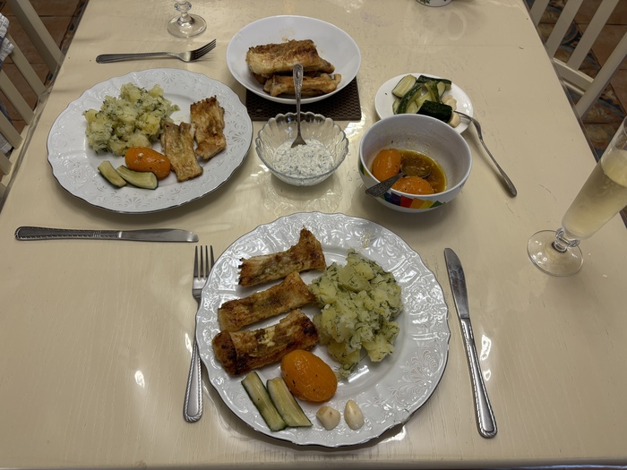 На мой взгляд, а я перепробовал всё, что водится на Волге, жареные ребрышки леща — это самая вкусная вещь, я бы предпочёл их даже стерлядке.