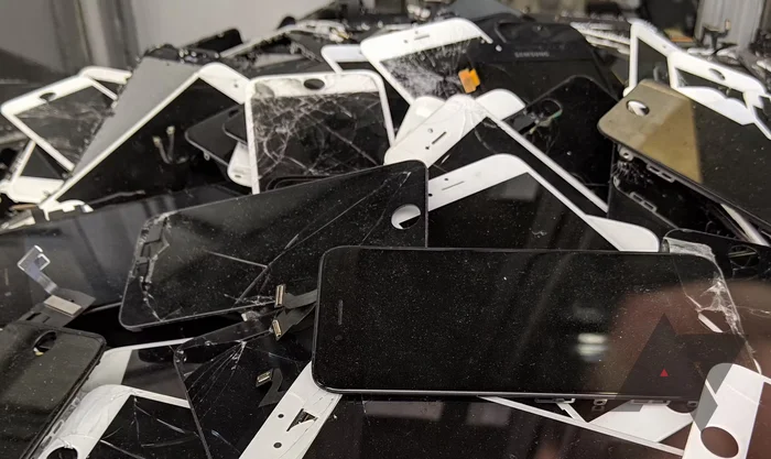 Why don't they make metal phones anymore? - My, Telephone, Design, Frame, Plastic, Fashion, Translated by myself, Longpost, Series News