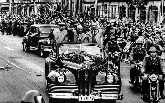 Торжественный проезд Никиты Хрущева и руководителей ГДР в советском ЗИС-110Б