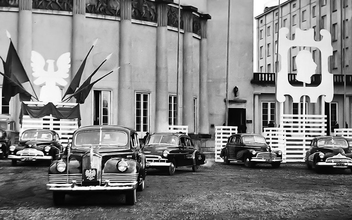 Главный автомобиль Польши времен Болеслава Берута — ЗИС-110 в компании американских Chevrolet и Buick.