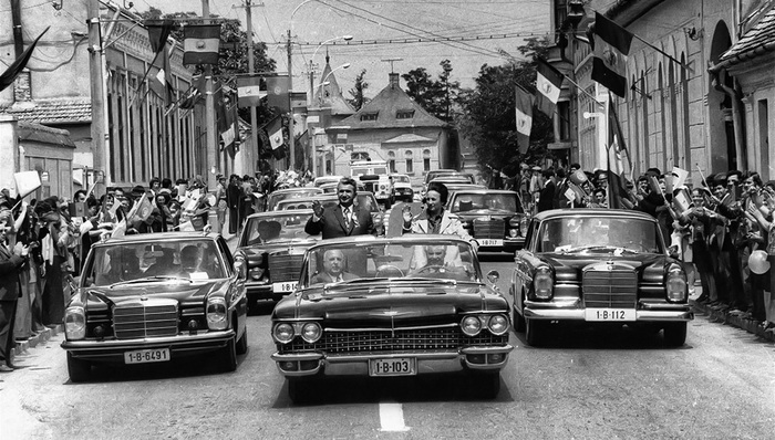 Николае и Елена Чаушеску в кабриолете Cadillac Eldorado и в окружении Mercedes-Benz