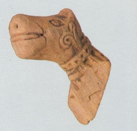 Ручка чаши в форме головы зверя. Дерево, резьба. Высота фрагмента 3,5 см. Конец ХІ в.