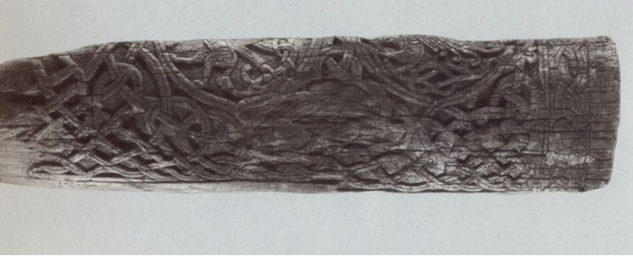 Колонна. Плетеный орнамент, дуб, плоскорельефная резьба. Диаметр 59 см, длина сохранившейся части 111 см. Вторая половина ХІ в.