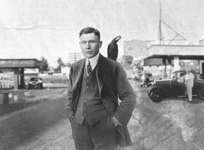 Сандерс в молодые годы.