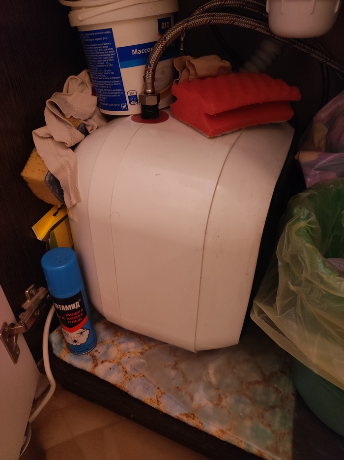 Бойлер под кухонной мойкой, с момента установки прошло лет 5