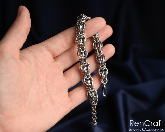 Выполнен полностью из медицинской нержавеющей стали