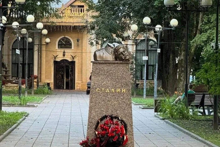 В подмосковном Звенигороде неизвестный разбил бюст Сталина - Политика, История России, Памятник, Сталин, Великая Отечественная война, Военная история, Telegram (ссылка), Негатив